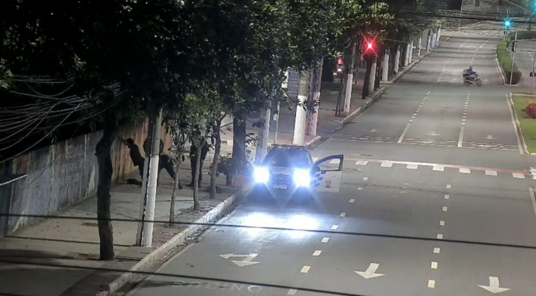 Homem é detido com faca após furtar fios na Reta da Penha, em Vitória