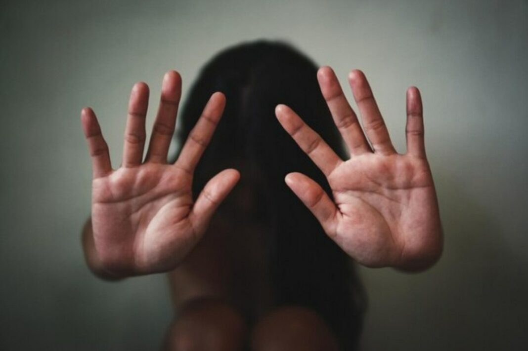 Mulher é agredida com cadeiradas durante briga com marido em Vitória