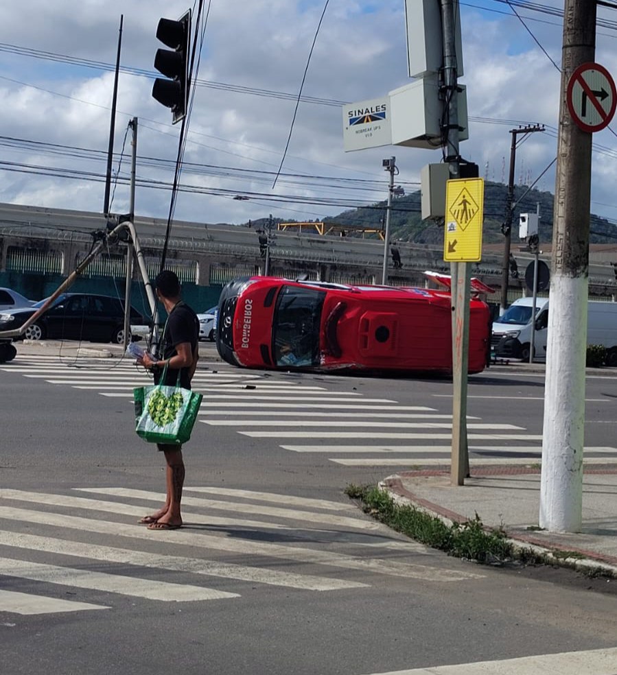 Ambulância tomba em acidente com carro em Cariacica