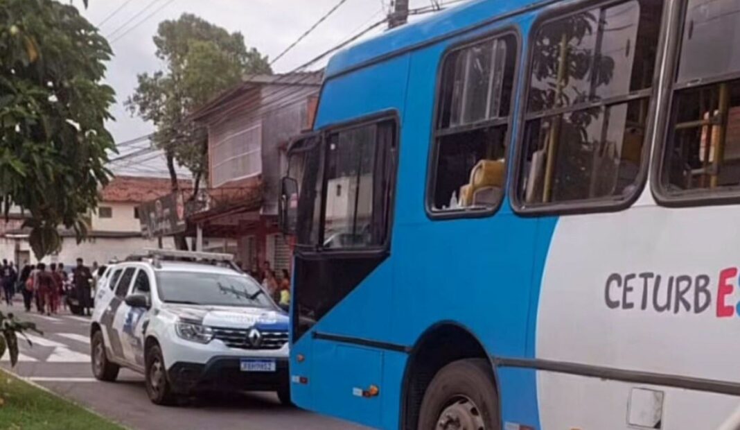 Grupo de criminosos apedrejam e tentam incendiar ônibus do Transcol na Serra