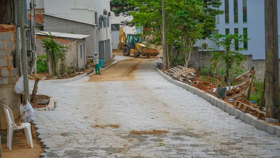Prefeitura do município de Linhares realiza obras de pavimentação na localidade de Japira, no distrito de São Rafael