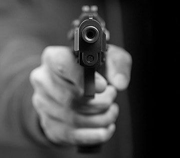 Jovem de 19 anos e adolescente de 16 anos são baleados por grupo de criminosos armados em Vila Velha